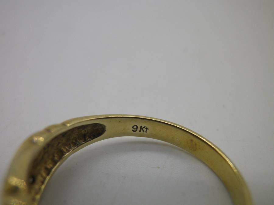 9ct Yellow Gold Vintage ring, with 4 white stones - possibly diamonds. Size: N. 2.57g