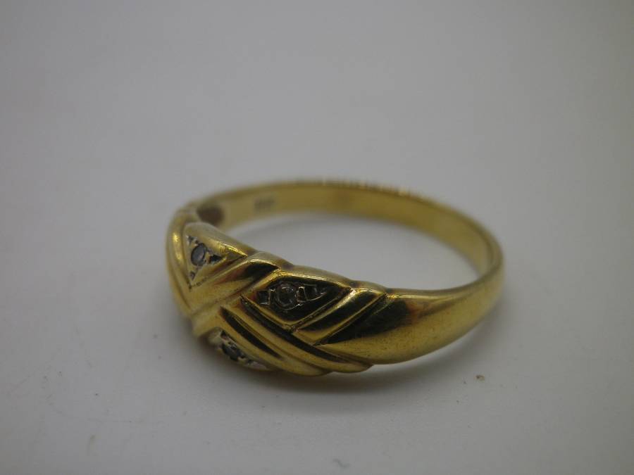 9ct Yellow Gold Vintage ring, with 4 white stones - possibly diamonds. Size: N. 2.57g