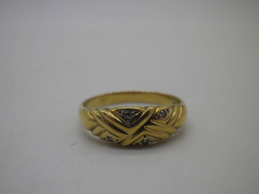 9ct Yellow Gold Vintage ring, with 4 white stones - possibly diamonds. Size: N. 2.57g