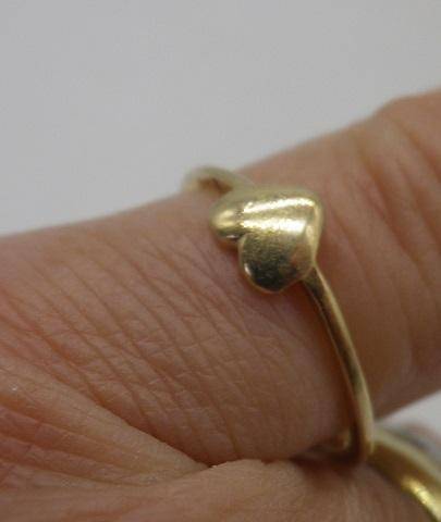 Adorable Dainty 9ct Yellow Gold HEART ring. Size: I. 0.77grams.