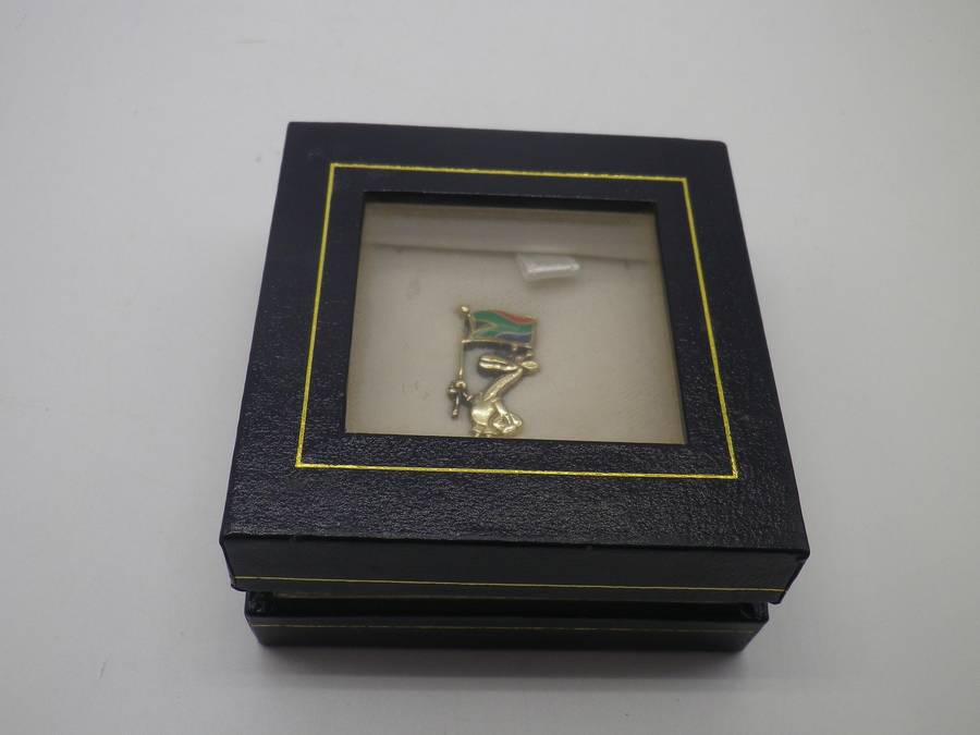 RARE 9ct gold & enamel Springbok RUGBY 1995 WORLD CUP lapel or scarf pin.  2.05gm.  2.4cm