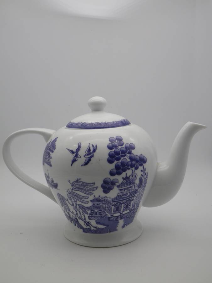BLUE WILLOW PATTERN Regent teapot! Dishwasher & Microwave safe