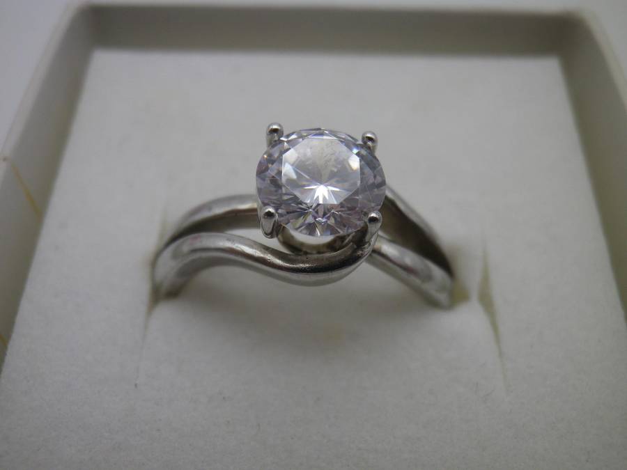 Beautiful VINTAGE STERLING SILVER & CZ Solitaire Ring. American Swiss Size: N.  3.74 g