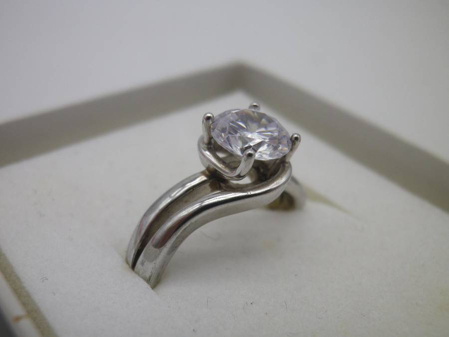 Beautiful VINTAGE STERLING SILVER & CZ Solitaire Ring. American Swiss Size: N.  3.74 g