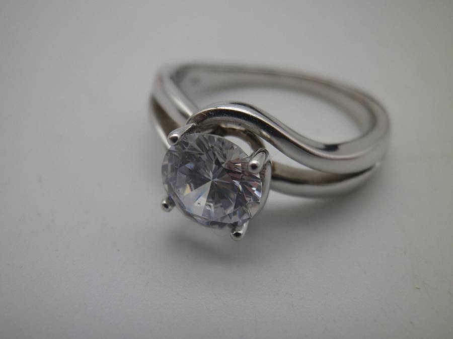 Beautiful VINTAGE STERLING SILVER & CZ Solitaire Ring. American Swiss Size: N.  3.74 g