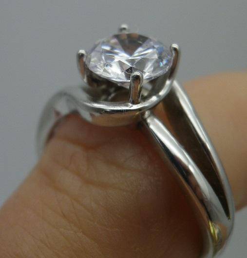 Beautiful VINTAGE STERLING SILVER & CZ Solitaire Ring. American Swiss Size: N.  3.74 g