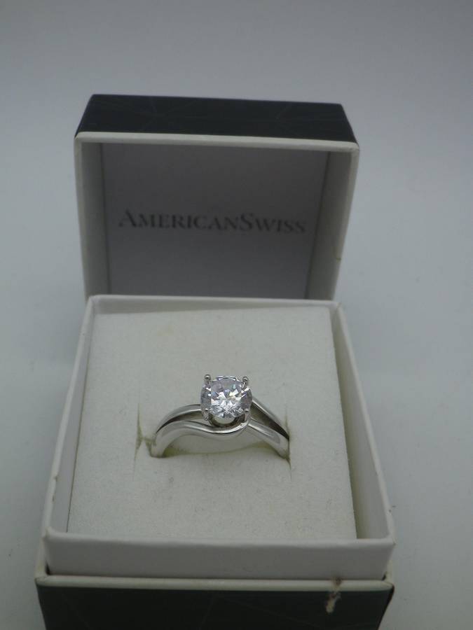 Beautiful VINTAGE STERLING SILVER & CZ Solitaire Ring. American Swiss Size: N.  3.74 g