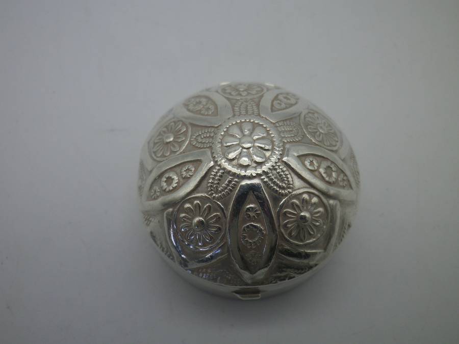 Gorgeous Sterling Silver vintage pill box. 3.3cm x 2cm deep 14g