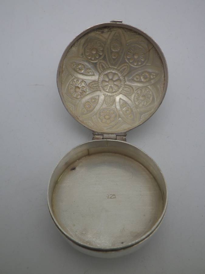 Gorgeous Sterling Silver vintage pill box. 3.3cm x 2cm deep 14g