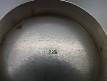 Gorgeous Sterling Silver vintage pill box. 3.3cm x 2cm deep 14g