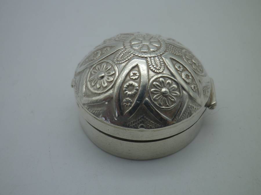 Gorgeous Sterling Silver vintage pill box. 3.3cm x 2cm deep 14g