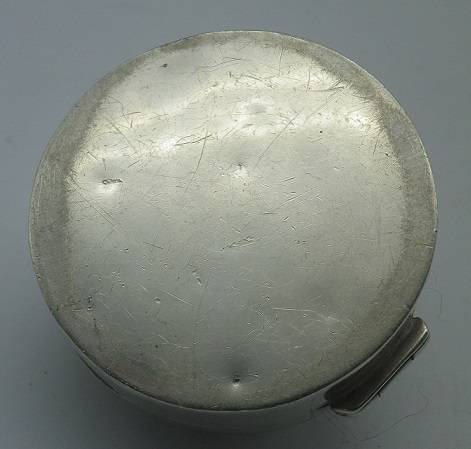 Gorgeous Sterling Silver vintage pill box. 3.3cm x 2cm deep 14g