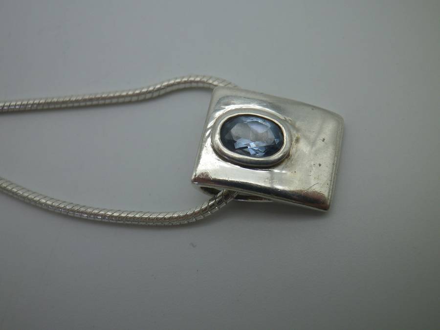 STERLING SILVER & TANZANITE NECKLACE. chain: 45cm long. 11g