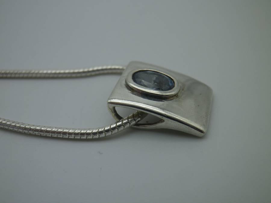 STERLING SILVER & TANZANITE NECKLACE. chain: 45cm long. 11g