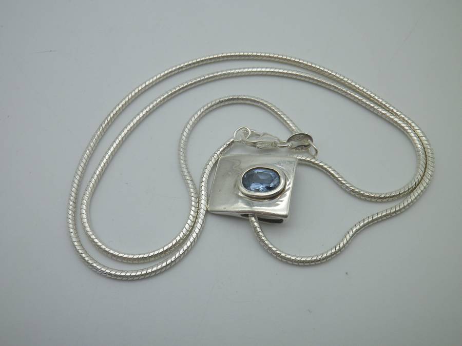 STERLING SILVER & TANZANITE NECKLACE. chain: 45cm long. 11g