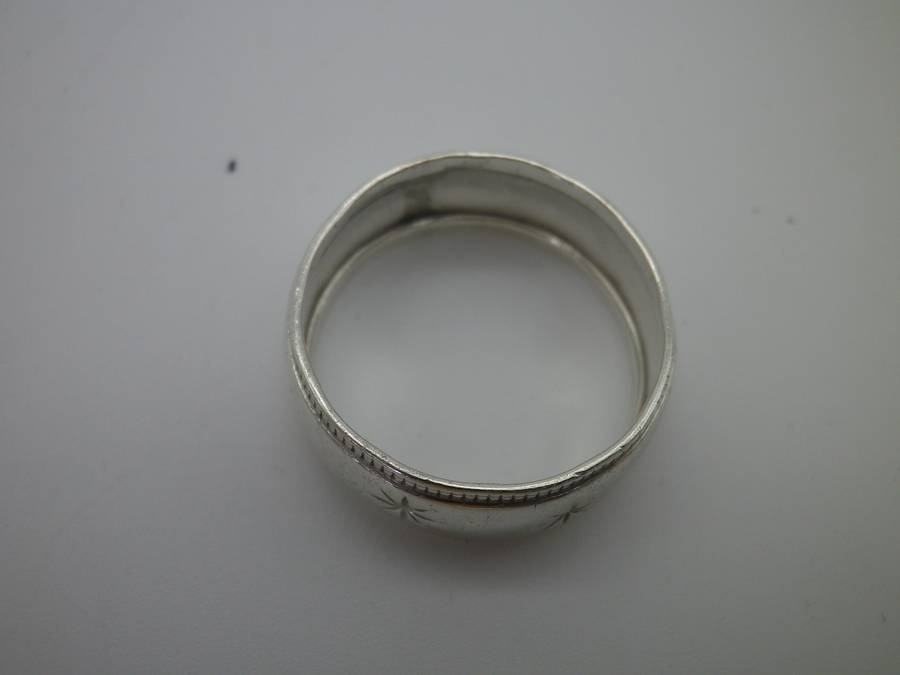 Sterling Silver Vintage Designer Ring.  Well made. Little engraved stars 2.7 grms Size: O 1/2