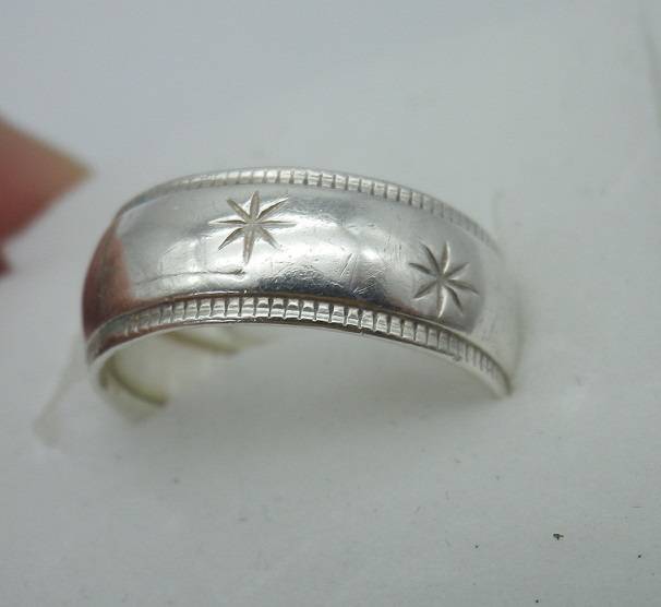 Sterling Silver Vintage Designer Ring.  Well made. Little engraved stars 2.7 grms Size: O 1/2