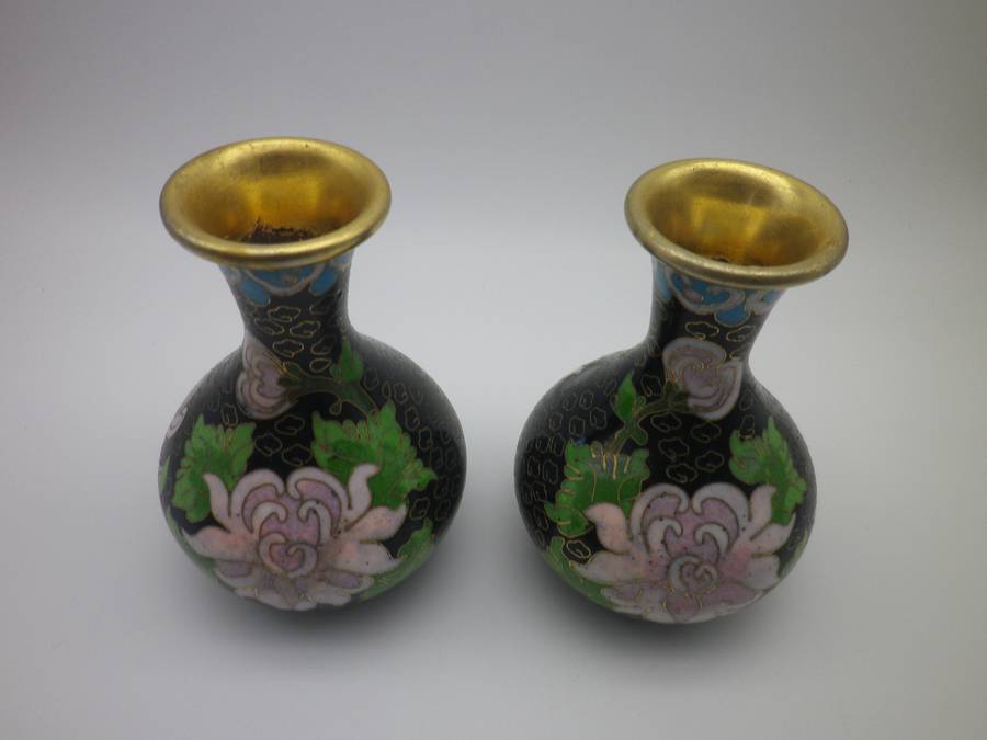 Pretty Pair matching Chinese Cloisonne vases. Chrysanthamum design. Republic period (1912-1949) 10cm