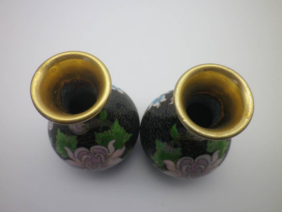 Pretty Pair matching Chinese Cloisonne vases. Chrysanthamum design. Republic period (1912-1949) 10cm