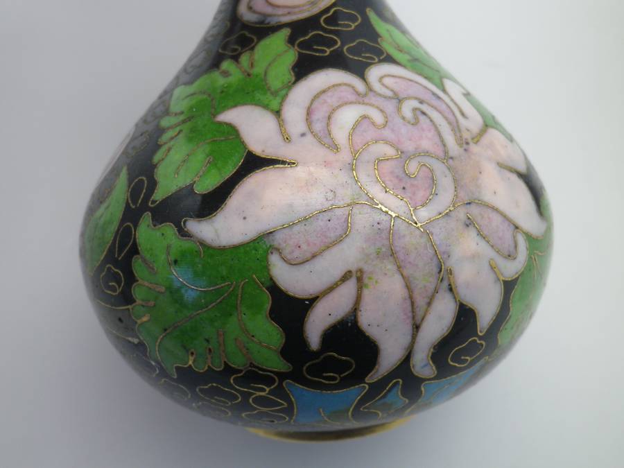 Pretty Pair matching Chinese Cloisonne vases. Chrysanthamum design. Republic period (1912-1949) 10cm
