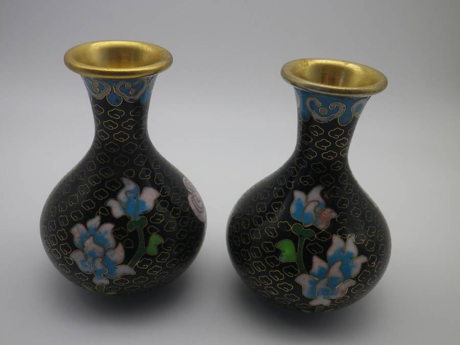 Pretty Pair matching Chinese Cloisonne vases. Chrysanthamum design. Republic period (1912-1949) 10cm
