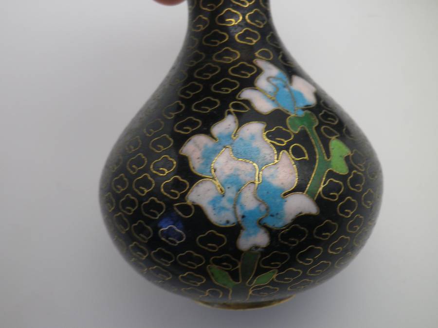 Pretty Pair matching Chinese Cloisonne vases. Chrysanthamum design. Republic period (1912-1949) 10cm