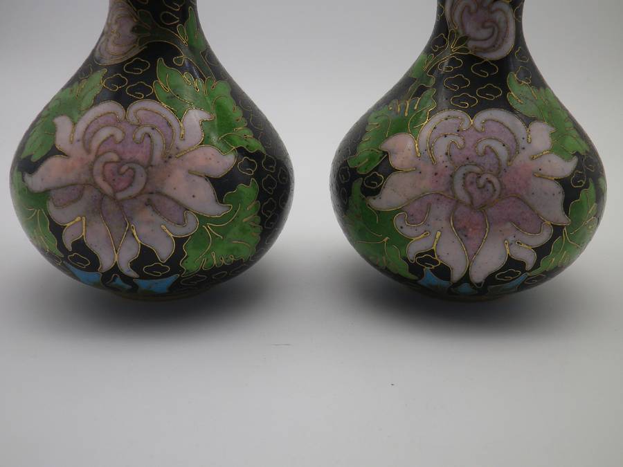 Pretty Pair matching Chinese Cloisonne vases. Chrysanthamum design. Republic period (1912-1949) 10cm