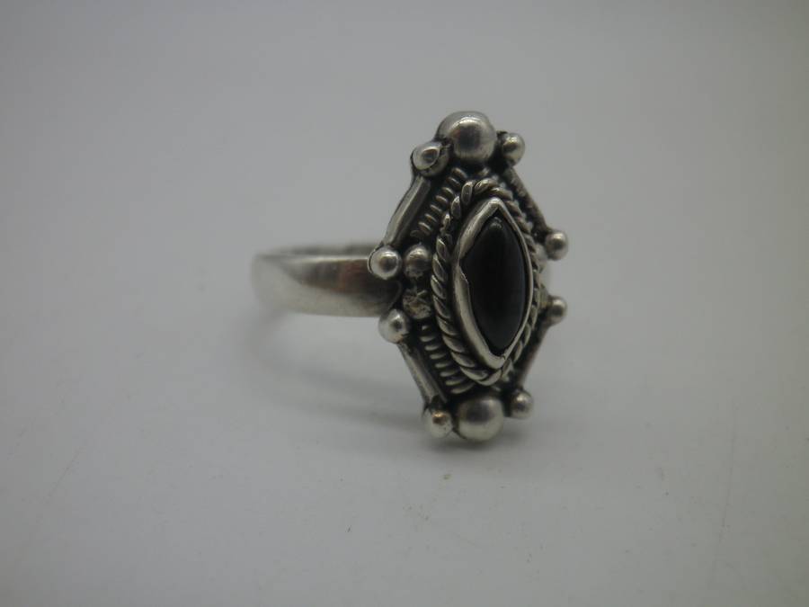 Vintage Sterling Silver & GARNET ring. Size O. 4.49 grams