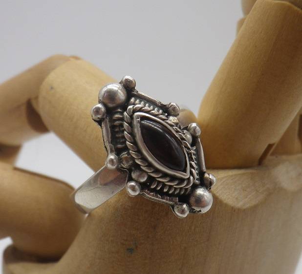 Vintage Sterling Silver & GARNET ring. Size O. 4.49 grams