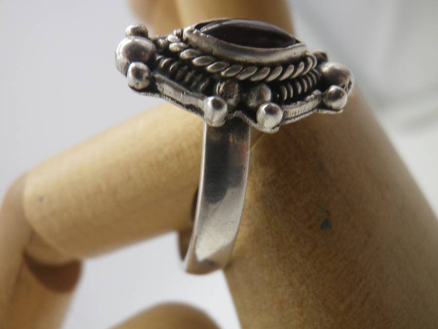 Vintage Sterling Silver & GARNET ring. Size O. 4.49 grams