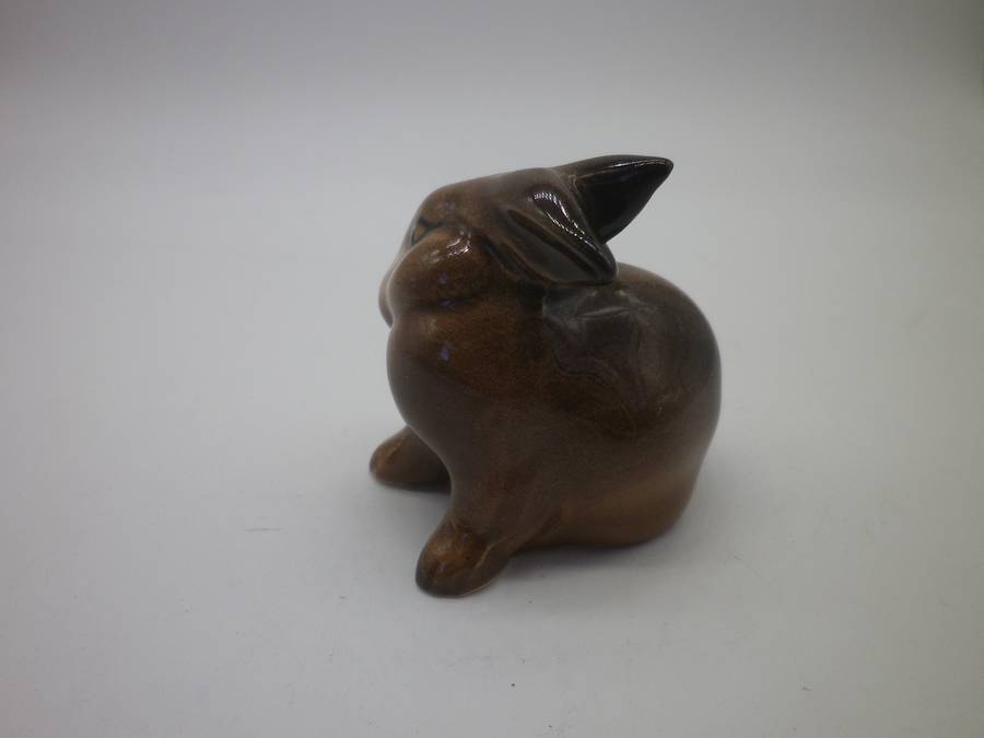 SMALL BESWICK VINTAGE BUNNY SCRATCHING FIGURINE 824 MADE IN ENGLAND