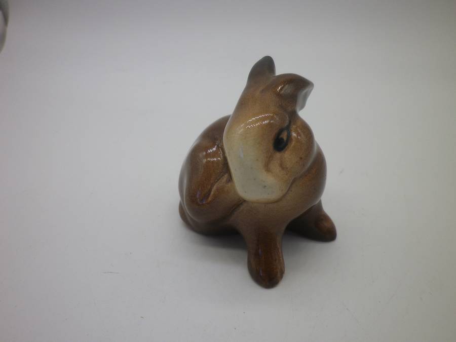 SMALL BESWICK VINTAGE BUNNY SCRATCHING FIGURINE 824 MADE IN ENGLAND