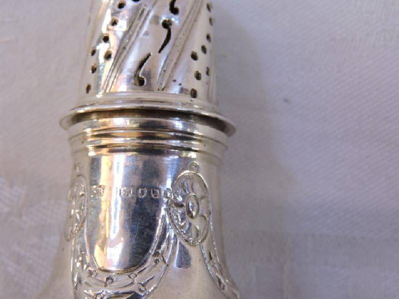 Hallmarked Sterling Silver Sugar Castor London, 1886 12cm 68.2 grms