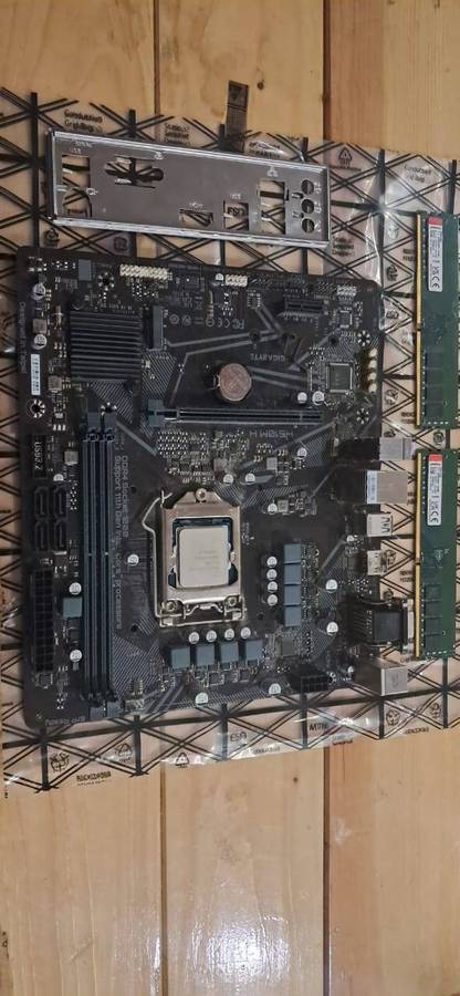 i7-11700 CPU/Gigabyte H510M-H Motherboard/2 x 8GB DDR4 Ram Combo