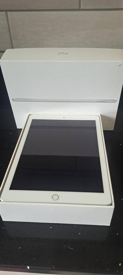 Apple iPad (5th Generation) Wi-Fi + Cellular
