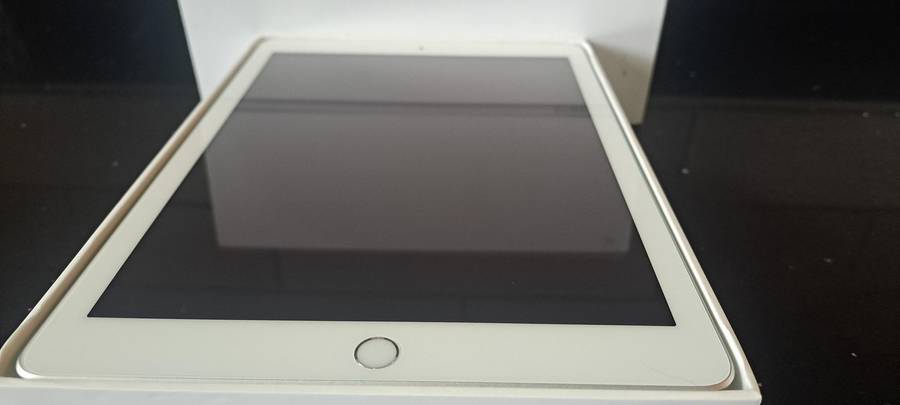 Apple iPad (5th Generation) Wi-Fi + Cellular