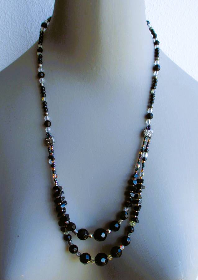 Vintage black and clear bead necklace. 50cm