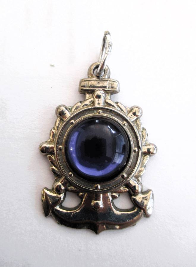 Vintage Ships Wheel Siler olor pndant with Blue centre. Lovely item. 40mm long.