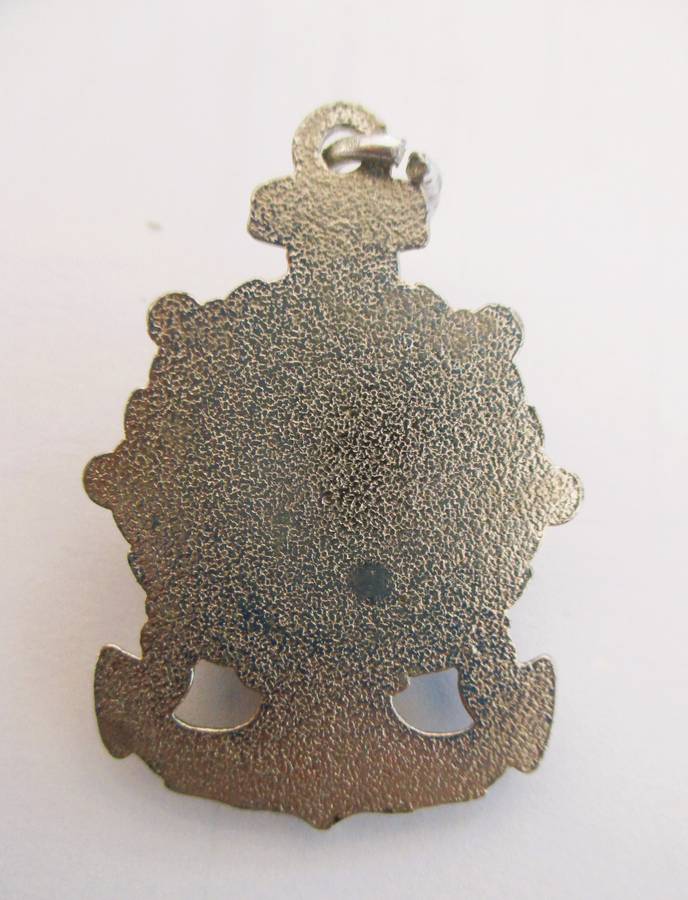 Vintage Ships Wheel Siler olor pndant with Blue centre. Lovely item. 40mm long.