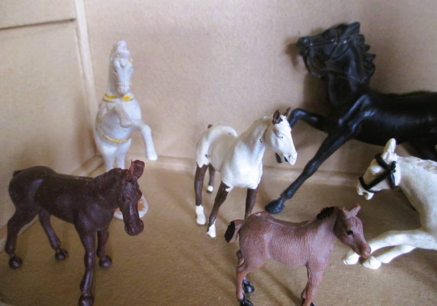 Lot of Vtg Plastic Horses. Scale as per photo.