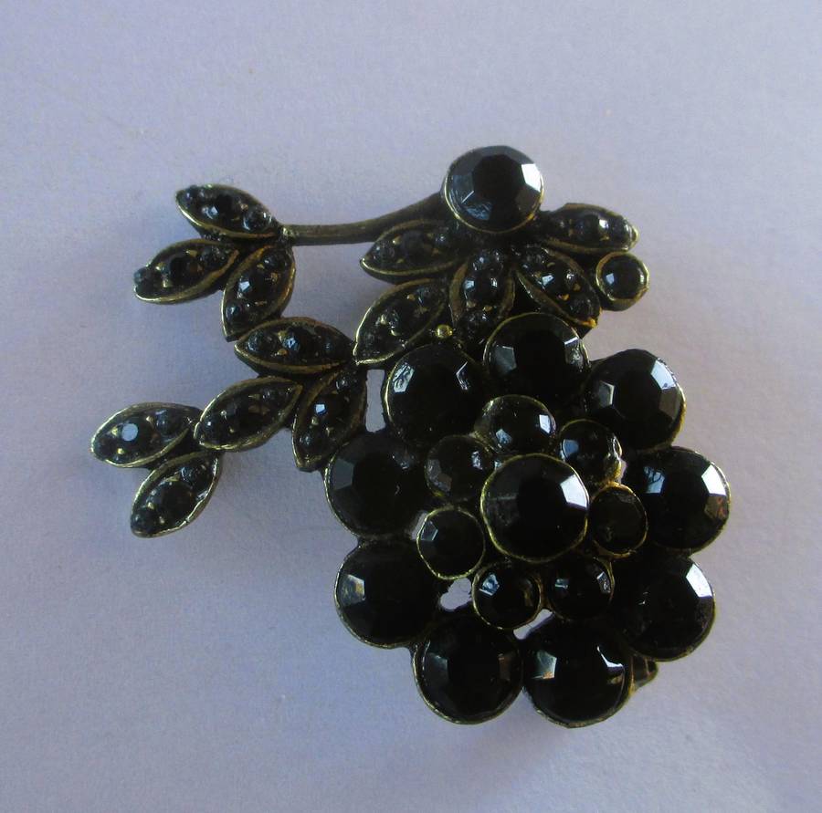 Vintage brass tone & black glass rhinestone flower pin brooch 40mm