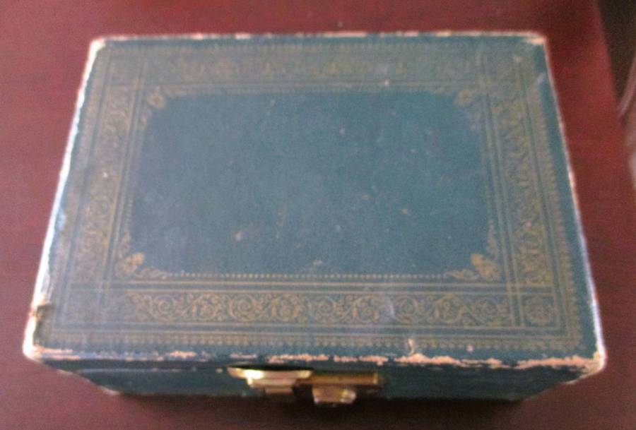 Vintage Jewelry Box, Grren with gold trimming. As per photo