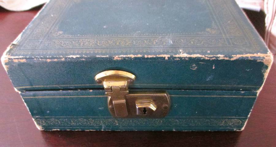 Vintage Jewelry Box, Grren with gold trimming. As per photo