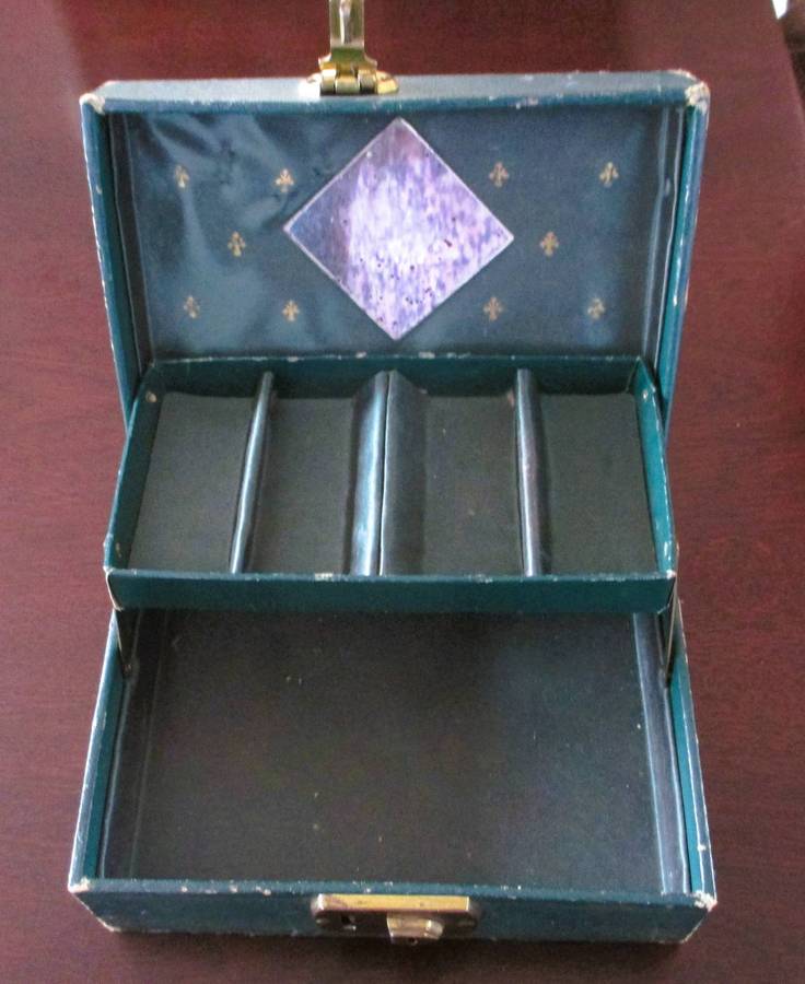 Vintage Jewelry Box, Grren with gold trimming. As per photo