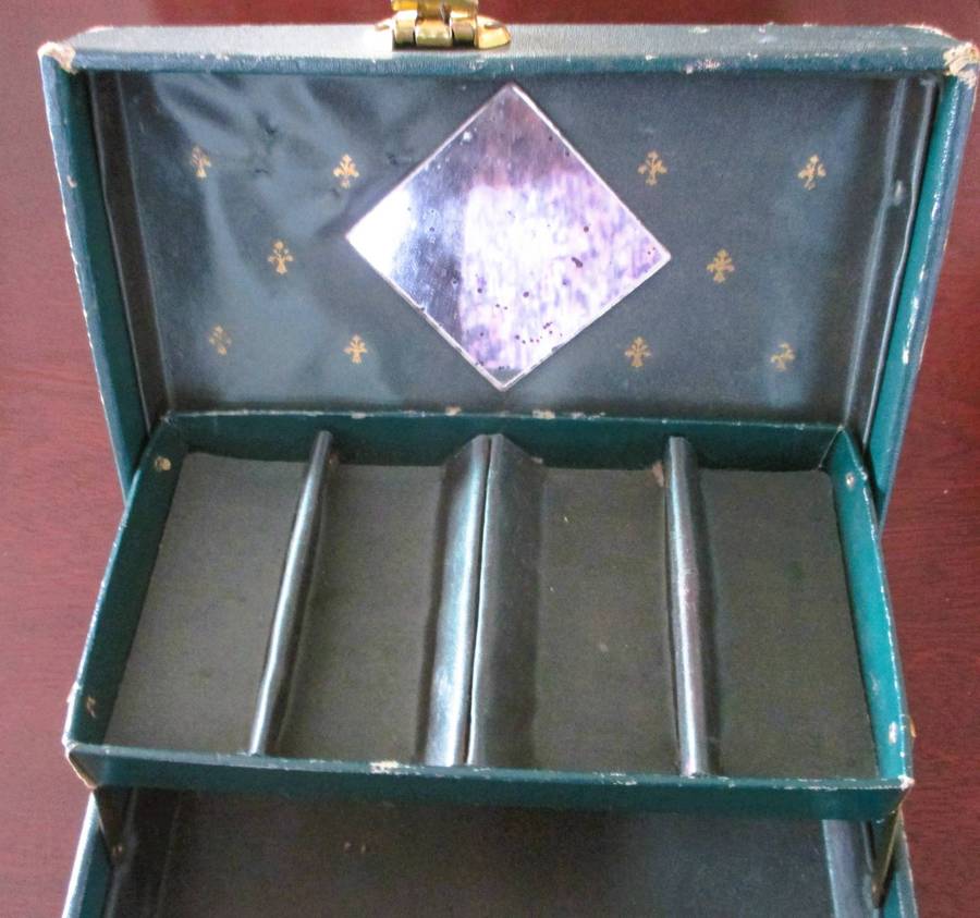 Vintage Jewelry Box, Grren with gold trimming. As per photo