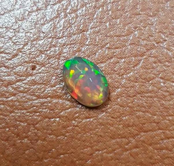 Opal 0.50Cts Oval Facetted 5x7mm Multi Colours Glittering Rainbow 3D! Ethiopian Natural