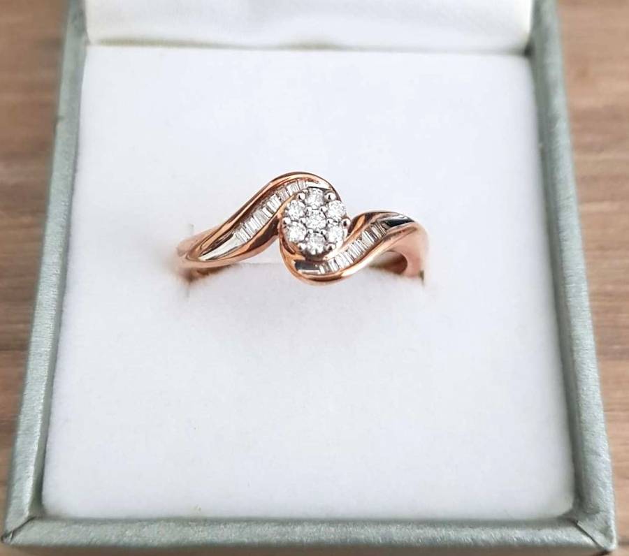 0.325ct DIAMOND CLUSTER  RING ROSE GOLD ROUND & BAGUTTE DIAMONDS**GORGEOUS DESIGNER PIECE**