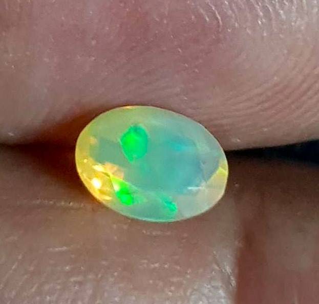Opal 0.64Cts Oval Facetted 5x7mm Multi Colours Glittering Rainbow 3D! Ethiopian Natural
