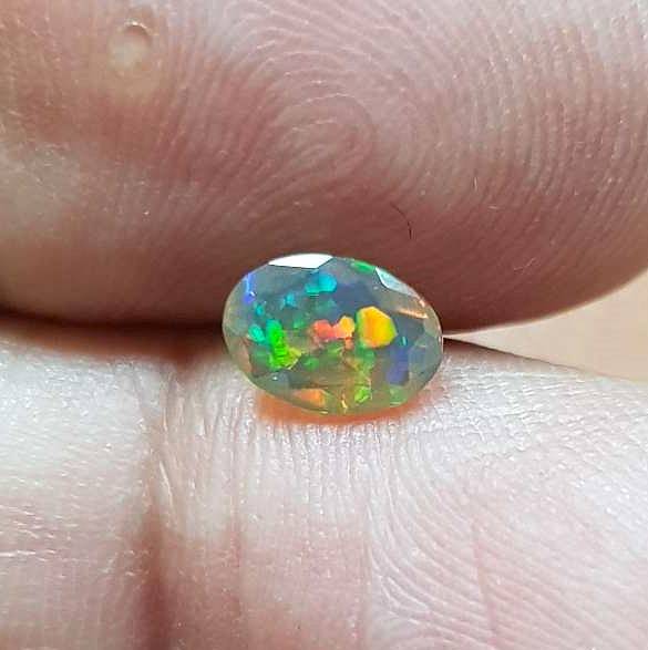 Opal 0.50Cts Oval Facetted 5x7mm Multi Colours Glittering Rainbow 3D! Ethiopian Natural