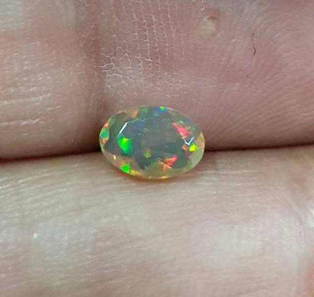 Opal 0.50Cts Oval Facetted 5x7mm Multi Colours Glittering Rainbow 3D! Ethiopian Natural